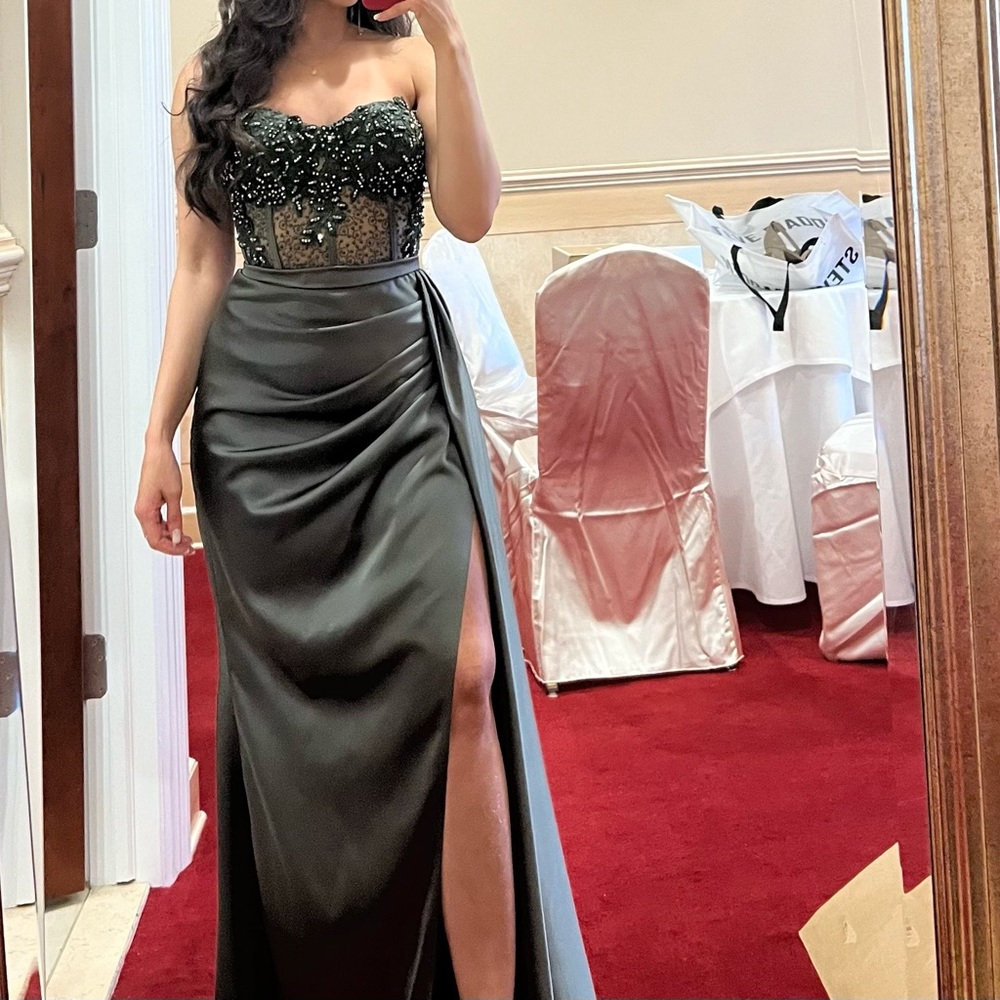 Like new. Has internal braw, and corset like. Gown for night event or wedding